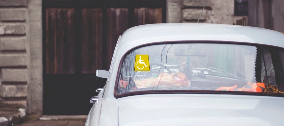 Опознавательная табличка Инвалид на заднем стекле по новым ПДД