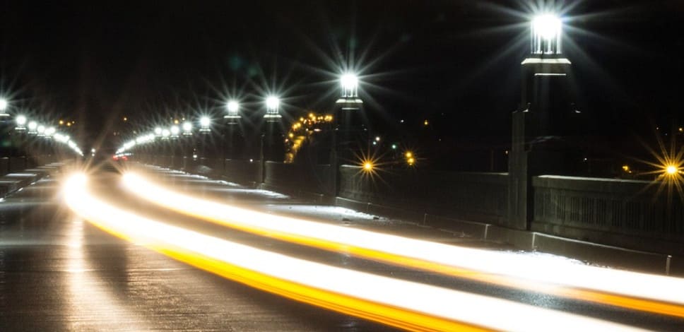 Передвижение с дальним светом на освещённой дороге в населённом пункте