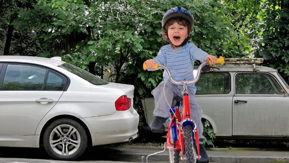 Стоящая в нарушение ПДД машина и ребёнок на велосипеде