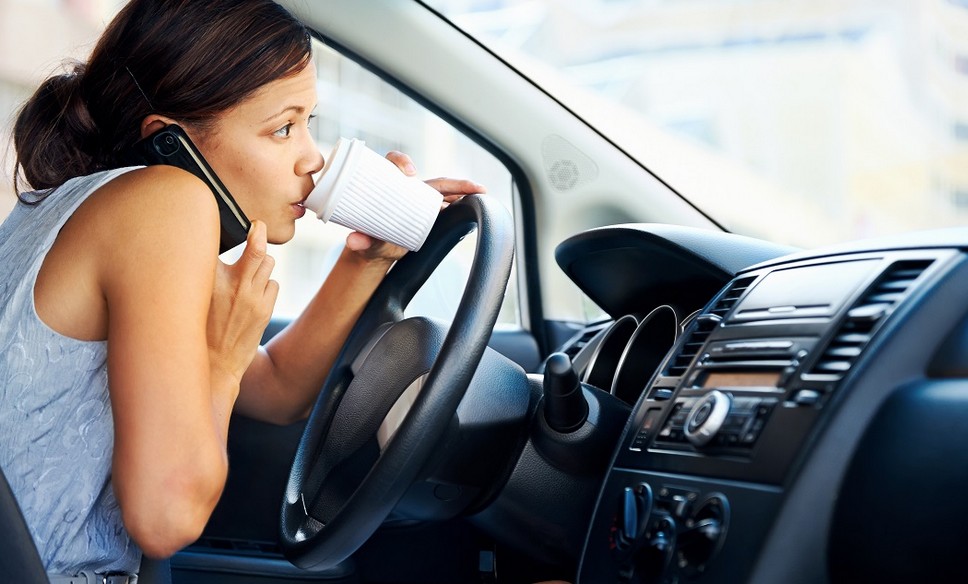 Попытки обжалования штрафа за телефон в автомобиле на практике