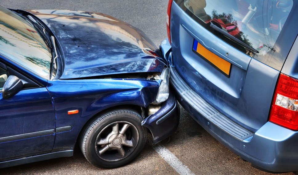 Авария с ударившим автомобиль водителем — как оформить такое ДТП?