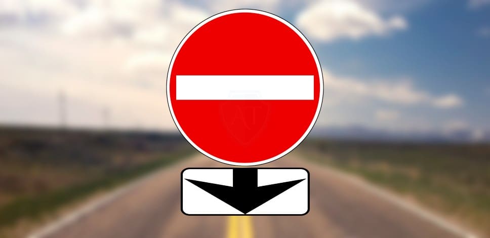 Дорожный знак Кирпич с табличкой запрещает въезд на полосу