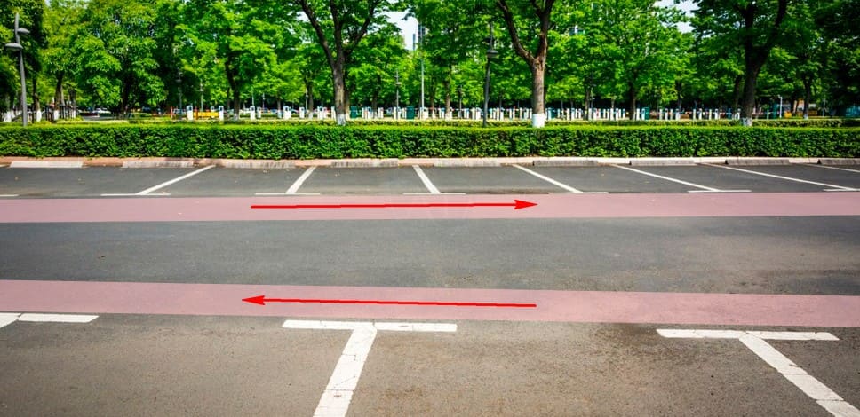 Как должны двигаться пешеходы по парковке ТЦ