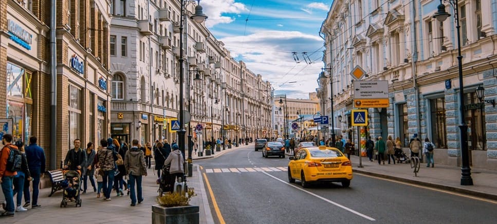 Передвижение по Москве на такси и личном автомобиле и введение пропусков