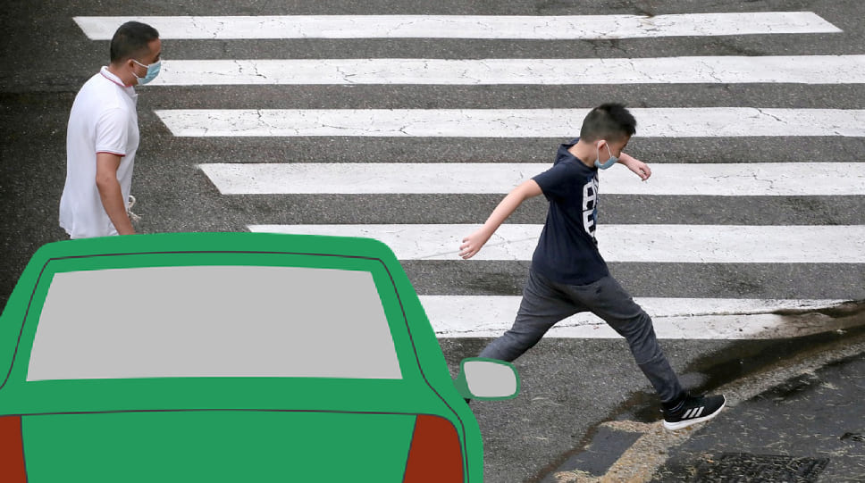 Пешеход перебегает дорогу перед машиной