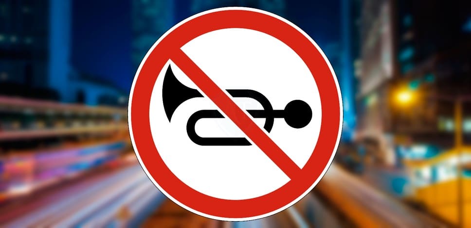 Знак, где запрещено подавать звуковой сигнал